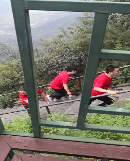 登顶石林峡，体验玻璃栈道------918博天堂8月登山之旅