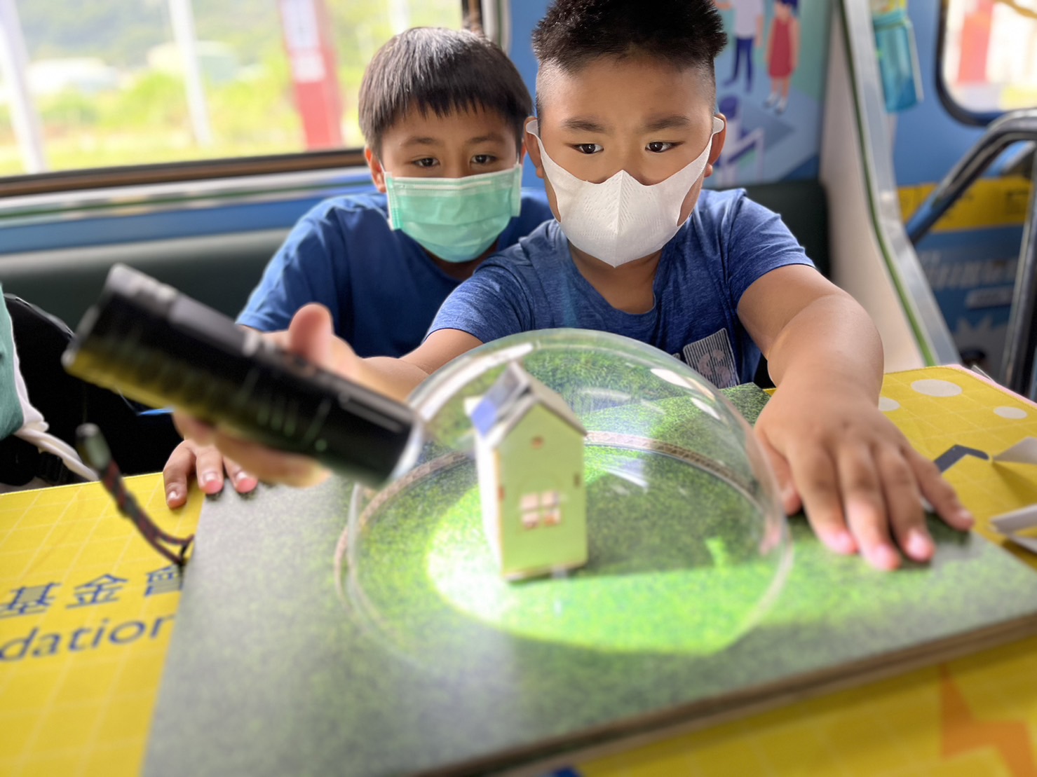 918博天堂參與基礎科學主題車廂，以STEAM教學精神，設計「逐日科學家」、「太陽能工程師」以及「淨零建築師」三大能源科普課程和實驗
